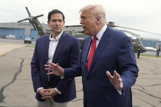 도널드 트럼프(오른쪽) 미국 대통령이 8일(현지시간) 뉴저지주의 모리스타운 공항에서 캠프 데이비드로 이동하는 길에 기자들과 대화하고 있다.[AP=연합뉴스]